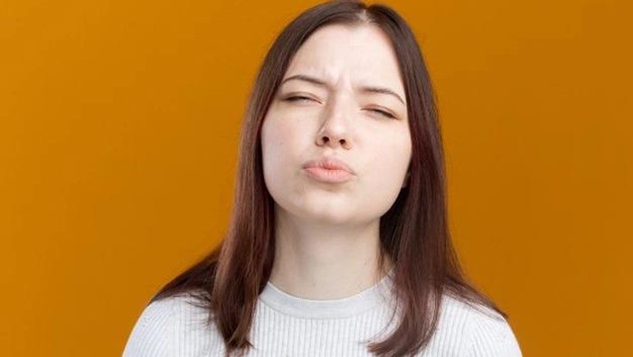 Pernapasan bibir mengerucut untuk membantu meredakan gejala stres/ Foto: Freepik.com