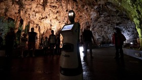 FOTO: Persephone, Robot Pemandu Wisata Gua di Yunani