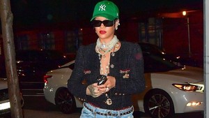 Belanja ke Supermarket, Rihanna Pakai Chanel dan Gucci! Segini Harga Bajunya