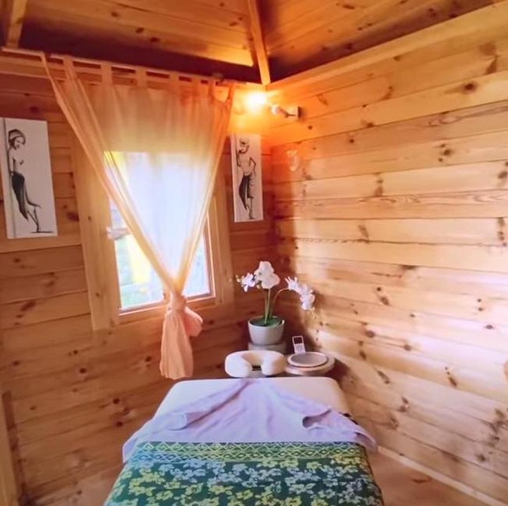 <p>Di area sekitar kolam renang juga terdapat ruang spa, Bunda. Terdapat beberapa dekorasi yang sengaja Mifta bawa dari Indonesia. (Foto: YouTube Mifta Bronchard)</p>