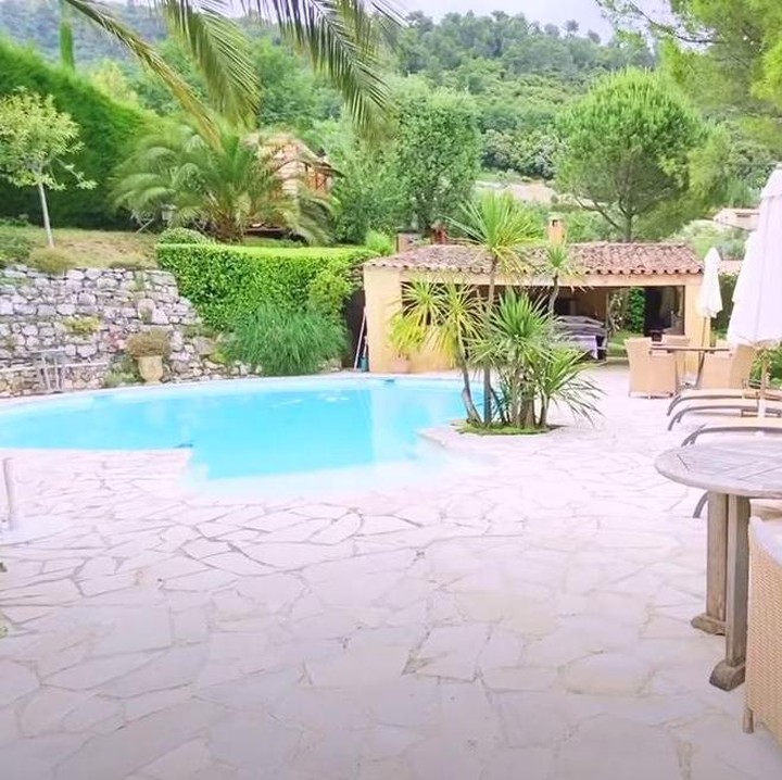 <p>Lalu, di level ketiga terdapat kolam renang yang boleh dipakai untuk umum. Di area ini juga terdapat rumah tinggal pribadi pasangan tersebut. (Foto: YouTube Mifta Bronchard)</p>