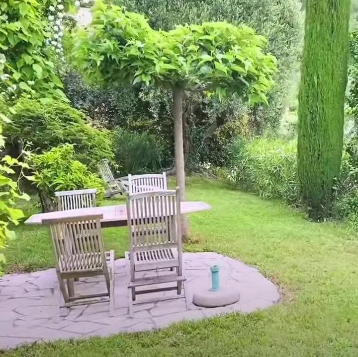 <p>Mengingat budaya orang Prancis yang suka menghabiskan waktu duduk di kebun, setiap kamar yang mereka sewakan memiliki kebun pribadi. (Foto: YouTube Mifta Bronchard)</p>