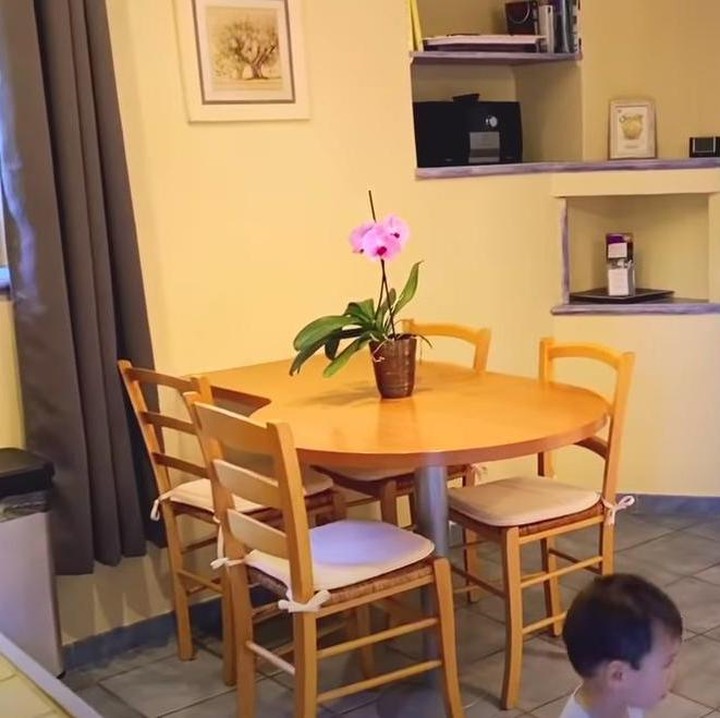 <p>Dalam vlog home tour, mereka menunjukkan beberapa kamar di rumah mereka, yang disewakan. Kamarnya seperti apartemen, memiliki dapur dan ruang tengah. (Foto: YouTube Mifta Bronchard)</p>