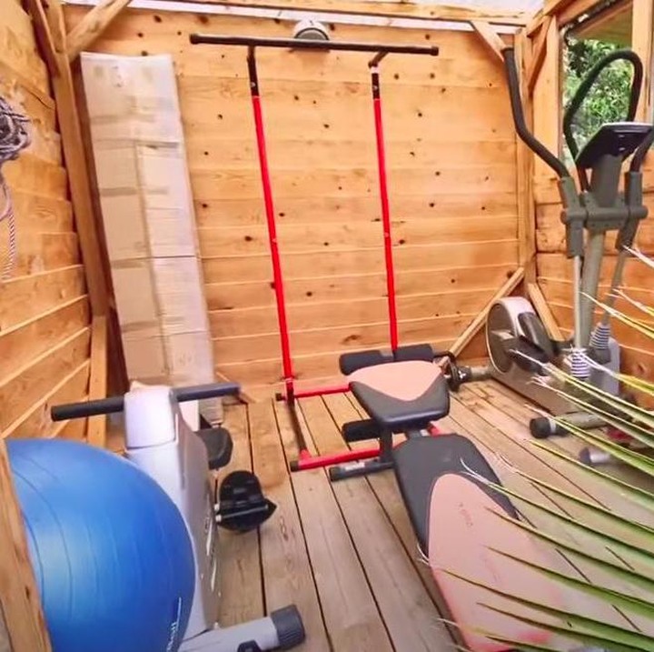 <p>Selain ruang spa, terdapat ruang gym terbuka. Kedua ruangan tersebut tampaknya terbuka untuk umum alias para tamu yang menginap di kamar yang mereka sewakan. (Foto: YouTube Mifta Bronchard)</p>