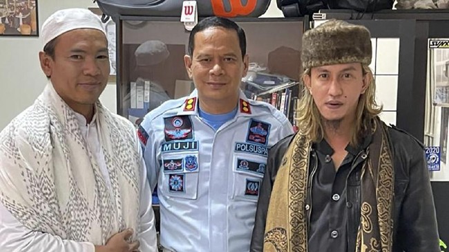 Ryan Jombang membantah Bahar bin Smith punya utang. Ia malah mengaku khilaf karena sudah mencuri uang habib Bahar itu.