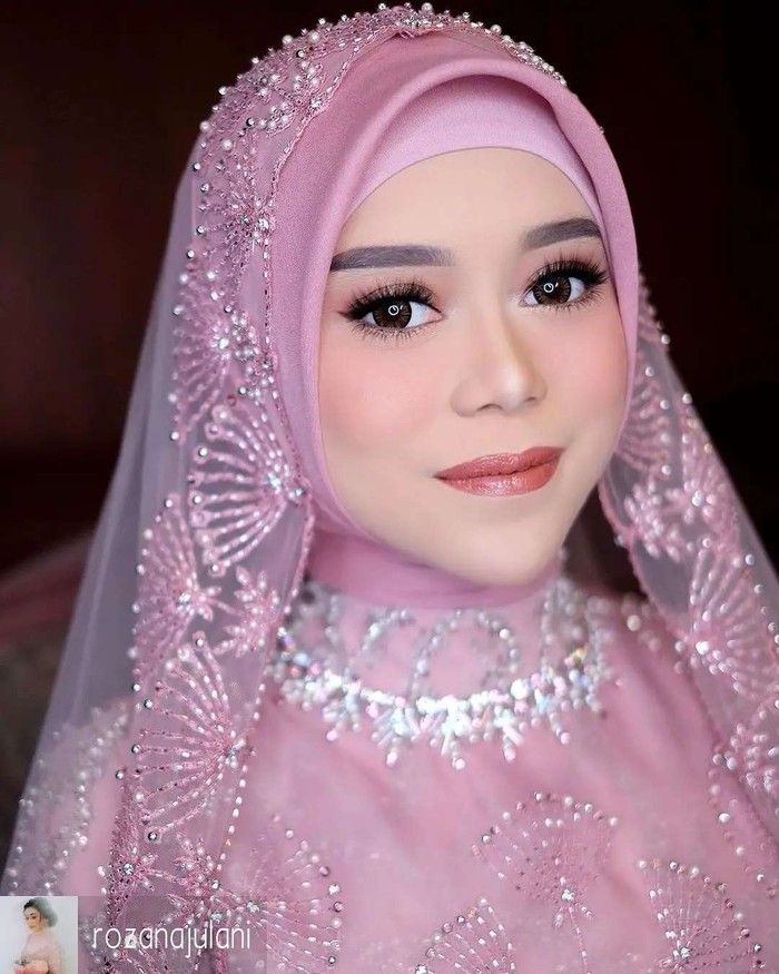 Tak kalah memukau, kali ini Lesti mengenakan setelan bernuansa pink yang membuatnya semakin manis di malam pengajian. /Foto: Instagram.com/@jatupurwanti