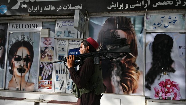 Gerilyawan Taliban menangkap seorang gubernur perempuan di Afghanistan, Salima Mazari.