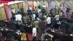 VIDEO: Tawuran di Ruang Sidang Paripurna DPRD Kabupaten Solok