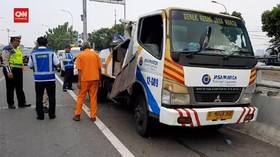 VIDEO: Truk Rombongan Peserta Vaksinasi Tabrak Truk Derek