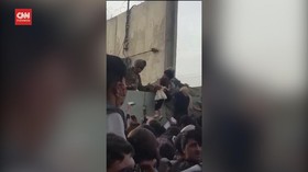 VIDEO: Momen Tentara AS Bantu Wanita Masuk Bandara Kabul