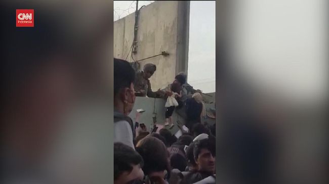 VIDEO: Momen Tentara AS Bantu Wanita Masuk Bandara Kabul