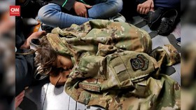 VIDEO: Viral Bocah Afghanistan Tidur di Lantai Pesawat AS
