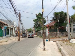 Kacau! Kok Bisa, Tiang Berdiri Tegak di Tengah Jalan di Cinere