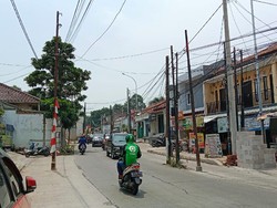 Pemkot Depok Akan Pindahkan Tiang di Tengah Jl Erha: Akhir Bulan Selesai
