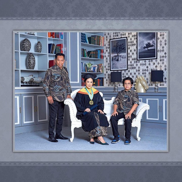 <p>Belum lama ini Tukul Arwana mengabarkan bahwa putrinya, Novita Eka Afriani, baru saja menyelesaikan pendidikan S1, Bunda. (Foto: Instagram @tukul.arwanaofficial)</p>