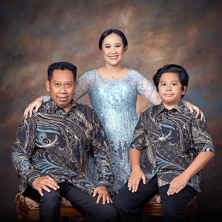 <p>Seperti orang tua pada umumnya ketika anak wisuda, Tukul juga membagikan potret bersama sang putri di akun Instagram pribadi. (Foto: Instagram @tukul.arwanaofficial)</p>
