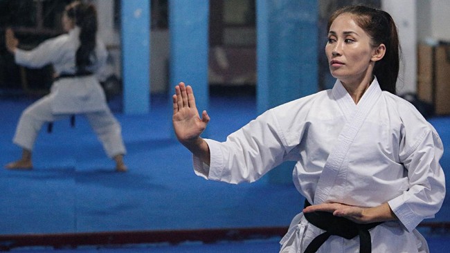 Karateka Afghanistan Meena Asadi khawatir karier atlet wanita di Afghanistan bisa berakhir karena Taliban berkuasa di negaranya.