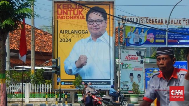 Sejumlah baliho Puan Maharani hingga Airlangga Hartarto di Pamekasan dipasang tanpa izin. Satpol PP akan berkoordinasi dengan parpol guna penertiban itu.