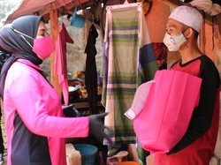 Bhayangkari Blusukan di Jakpus-Depok, Bagi Sembako Buat Nakes dan Warga