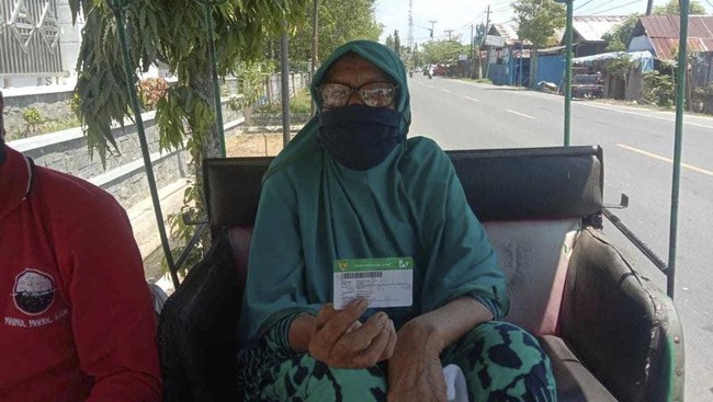 Nenek Amnah mengakui kemudahan layanan kesehatan dan biaya gratis dari JKN-KIS, sehingga membuatnya tak takut berobat jika ada keluhan kesehatan.