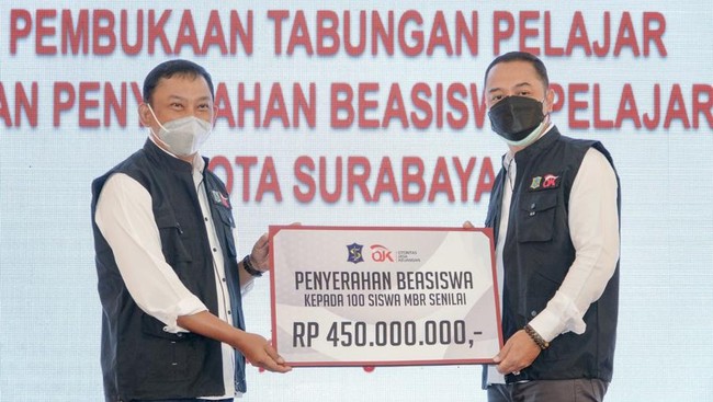 OJK menyerahkan beasiswa untuk 143 pelajar Kota Surabaya dari golongan Masyarakat Berpenghasilan Rendah (MBR) dan anak-anak pemilik UMKM terdampak pandemi.