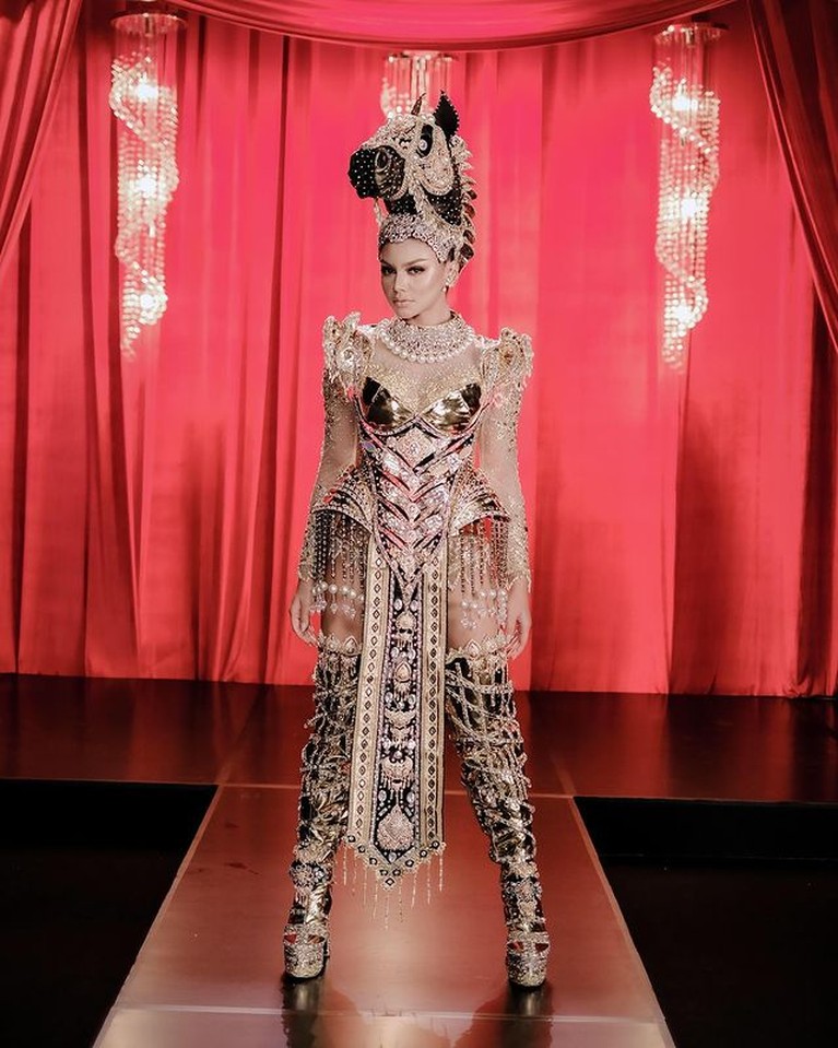 Detail Kostum Nasional Jihane Almira di Miss Supranational 2021 Jihane Elmira perwakilan Indonesia di ajang Miss Supranational di Polandia berhasil meraih Best National Custome. Yuk intip kostumnya!