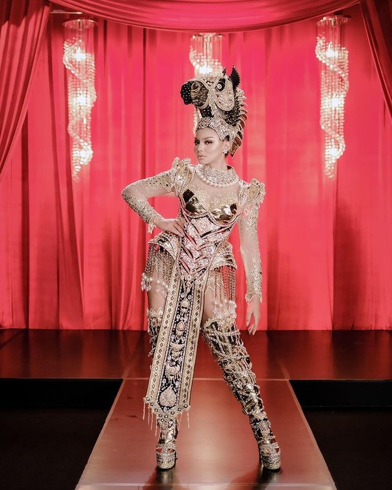 Detail Kostum Nasional Jihane Almira di Miss Supranational 2021 Jihane Elmira perwakilan Indonesia di ajang Miss Supranational di Polandia berhasil meraih Best National Custome. Yuk intip kostumnya!