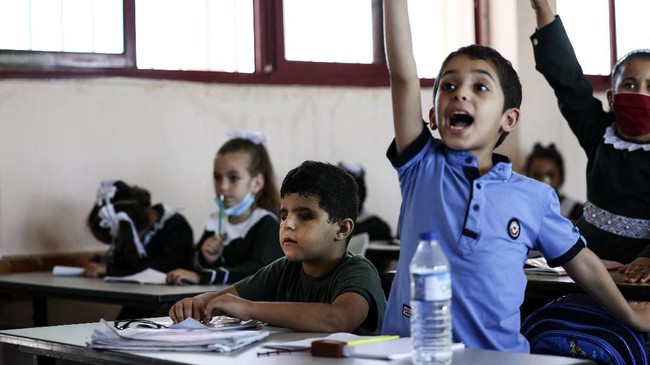 Sebuah TK di Gaza utara, Palestina, dibuka perdana untuk memberi dukungan psikologis bagi anak-anak, di tengah agresi brutal Israel.