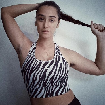 Usai Pamer Bulu Ketiak, Alexandra Gottardo Dirangkul Pria Mirip Mark Wahlberg