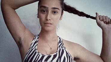 img-title Usai Pamer Bulu Ketiak, Alexandra Gottardo Dirangkul Pria Mirip Mark Wahlberg