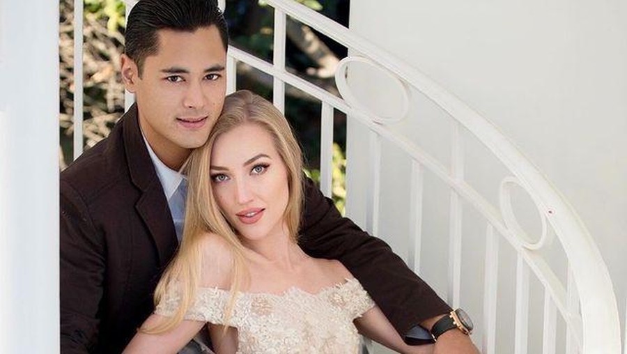 Panji Trihatmodjo dan Varsha Strauss telah 3 tahun menikah. Foto-foto lawas pernikahan mereka curi perhatian, yuk intip!