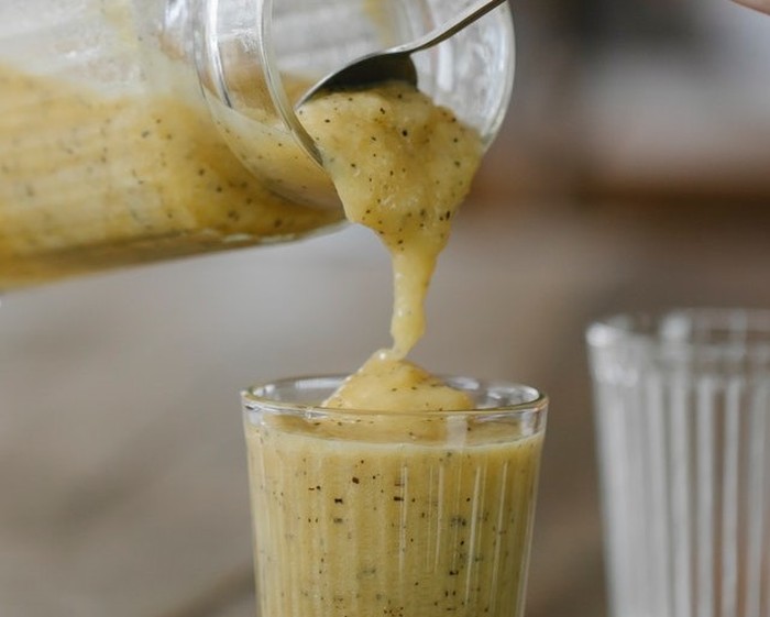 Kombinasi pisang dan susu adalah pilihan sempurna untuk tidur cepat dan nyenyak. Kedua bahan ini sama-sama kaya akan nutrisi yang mendukung produksi hormon tidur, dan saat dikombinasikan, efeknya menjadi lebih kuat.