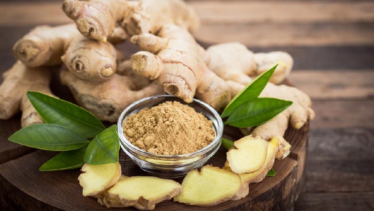 Ginger root and ginger powder in the bowl