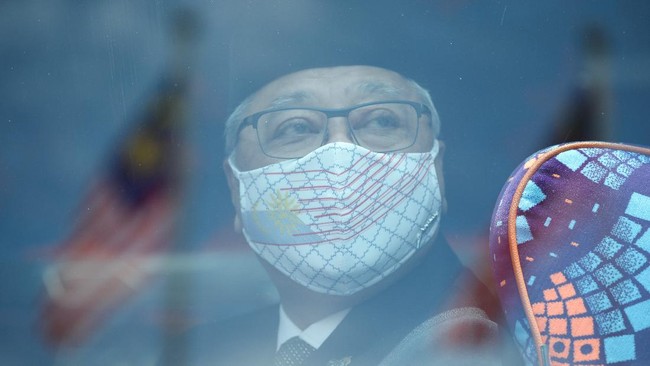 Perdana Menteri Malaysia, Ismail Sabri Yaakob, harus menunggu lama di bandara UEA saat berkunjung karena keteledoran diplomat yang mengurus administrasi.