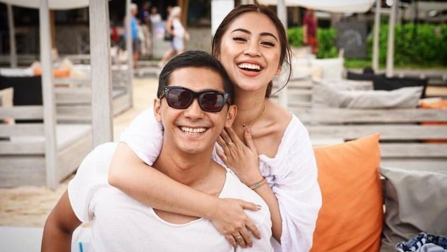 Rumah tangga Tyna Kanna dan Kenang Mirdad terkenal harmonis namun kini diisukan retak karena orang ketiga. Yuk intip potretnya!