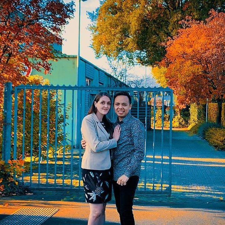 <p>Melewati pendekatan yang cukup panjang, Liz dan El pada akhirnya melangkah ke pelaminan. Kini mereka hidup bahagia di Belgia, Bunda. Tengok potret mesra mereka saat menikmati suasana musim gugur. (Foto: instagram @liz.belgia)</p>
