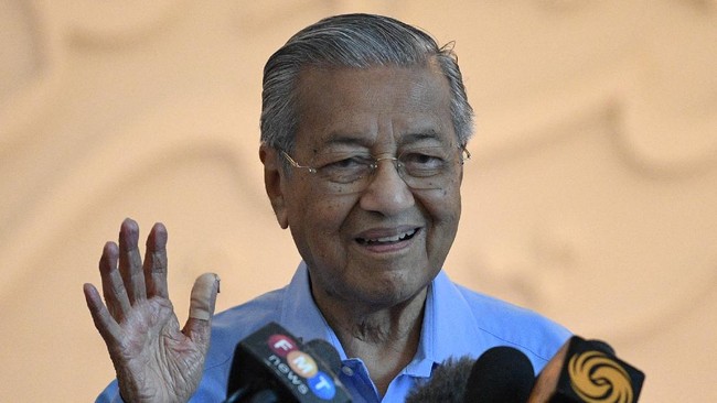 Mantan Perdana Menteri Malaysia Mahathir Mohamad nan berumur nyaris 100 tahun dirawat di rumah sakit pada Kamis (18/7) lantaran batuk-batuk.