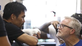 Pelatih Takut Pacquiao Bangkrut Bantu Orang Miskin