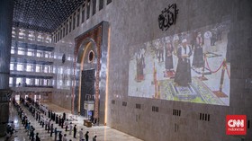 FOTO: Salat Jumat di Masjid Istiqlal dengan Prokes Ketat