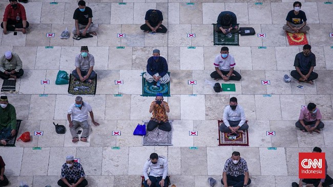 Komisi Fatwa MUI mengimbau warga mengganti Salat Jumat dengan Salat Zuhur di rumah masing-masing buntut lonjakan Covid-19.