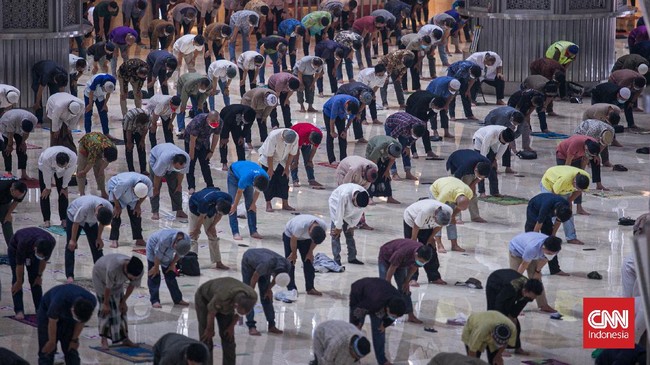 MUI menyebut salat jumat bisa diganti salat zuhur di rumah masing-masing jika Covid-19 sudah banyak yang menjangkiti para tetangga.