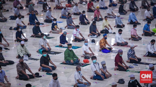 Satgas Covid-19 meminta warga yang berada di daerah PPKM Level 1 tetap menjaga jarak saat melakukan salat.