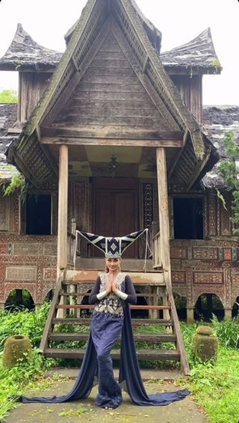 Penampilan Novia Bachmid Memakai Baju Daerah di Wonderland Indonesia Penampilan Novia Bachmid memakai kostum daerah di Wonderland Indonesia tuai pujian. Yuk intip!