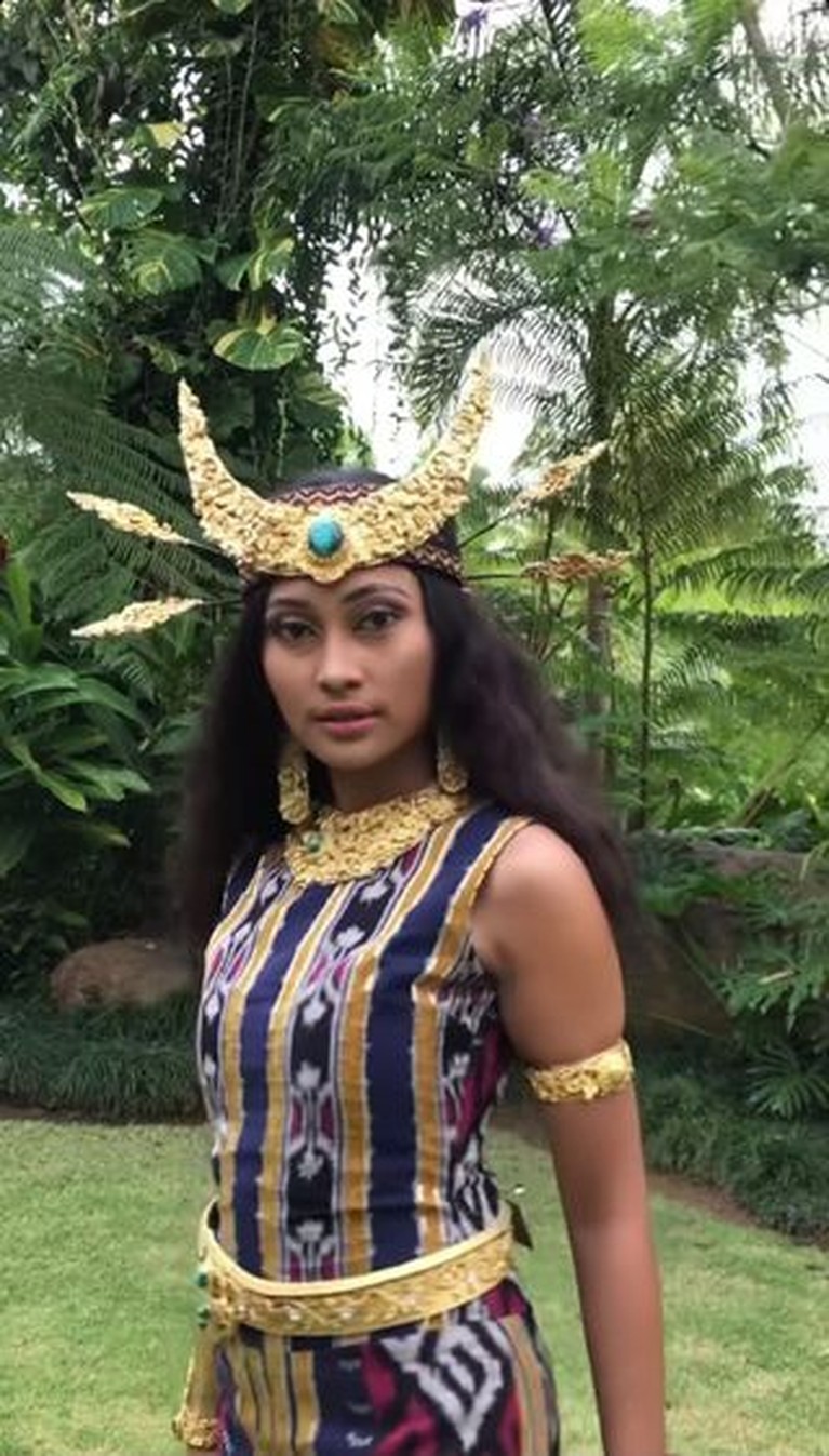 Penampilan Novia Bachmid memakai kostum daerah di Wonderland Indonesia tuai pujian. Yuk intip!