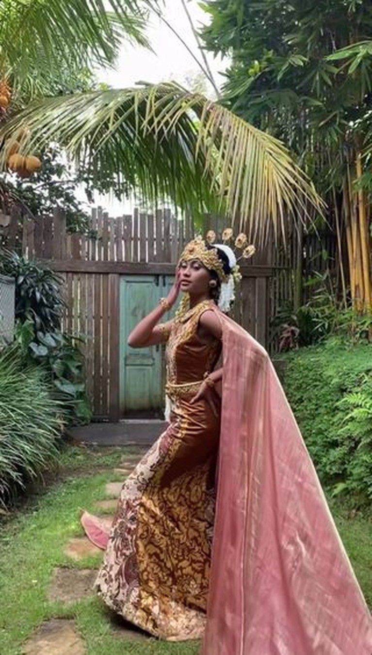 Penampilan Novia Bachmid Memakai Baju Daerah di Wonderland Indonesia Penampilan Novia Bachmid memakai kostum daerah di Wonderland Indonesia tuai pujian. Yuk intip!