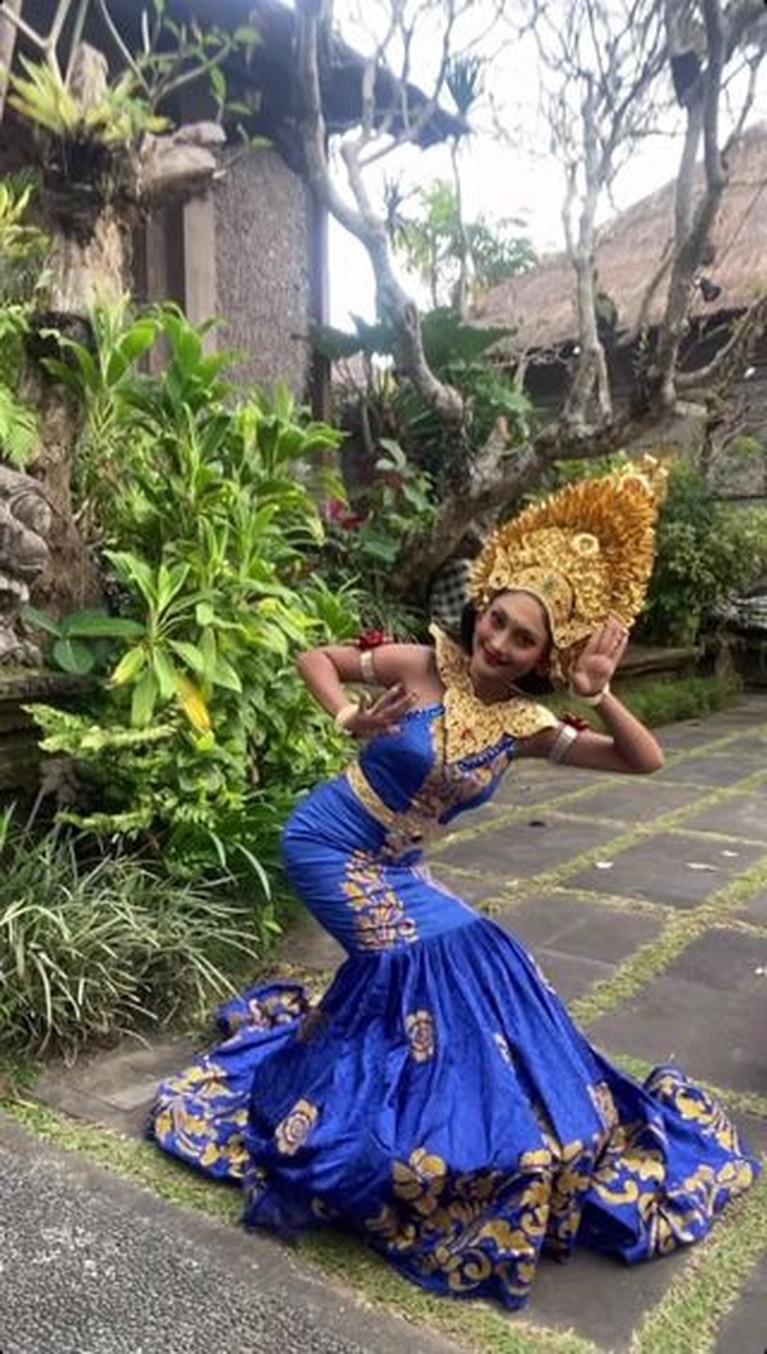Penampilan Novia Bachmid Memakai Baju Daerah di Wonderland Indonesia Penampilan Novia Bachmid memakai kostum daerah di Wonderland Indonesia tuai pujian. Yuk intip!