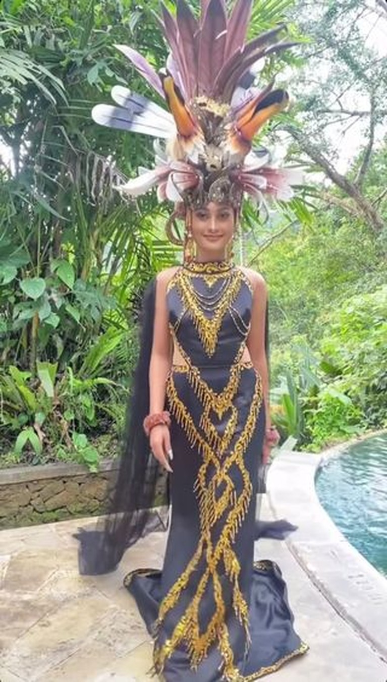 Penampilan Novia Bachmid Memakai Baju Daerah di Wonderland Indonesia Penampilan Novia Bachmid memakai kostum daerah di Wonderland Indonesia tuai pujian. Yuk intip!