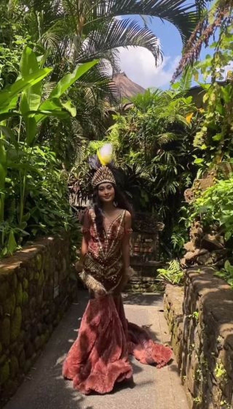 Penampilan Novia Bachmid memakai kostum daerah di Wonderland Indonesia tuai pujian. Yuk intip!