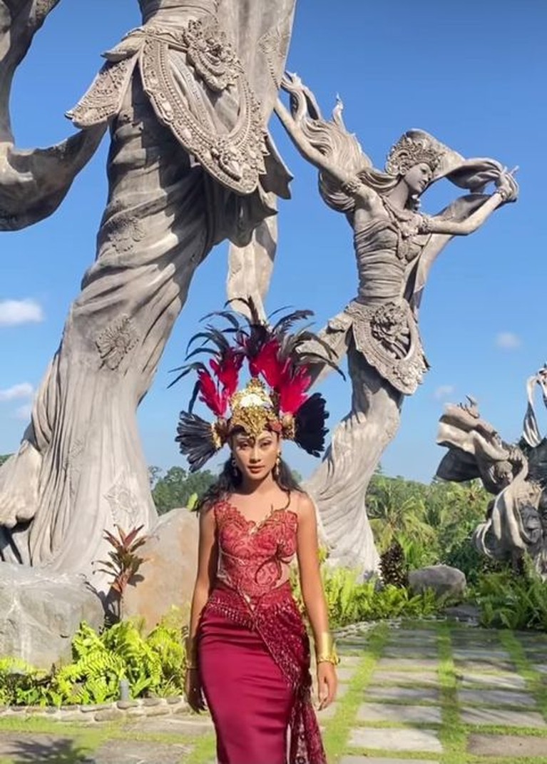 Penampilan Novia Bachmid Memakai Baju Daerah di Wonderland Indonesia Penampilan Novia Bachmid memakai kostum daerah di Wonderland Indonesia tuai pujian. Yuk intip!