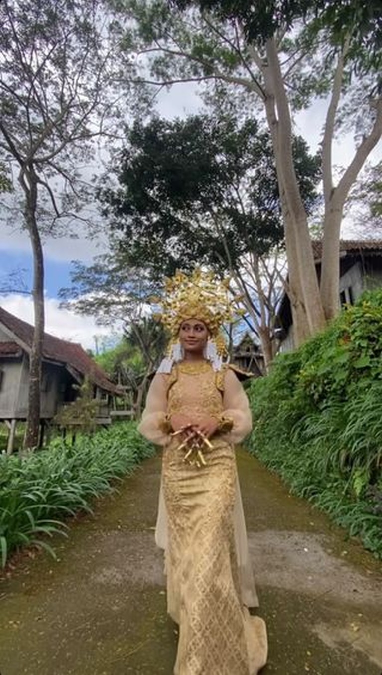 Penampilan Novia Bachmid Memakai Baju Daerah di Wonderland Indonesia Penampilan Novia Bachmid memakai kostum daerah di Wonderland Indonesia tuai pujian. Yuk intip!